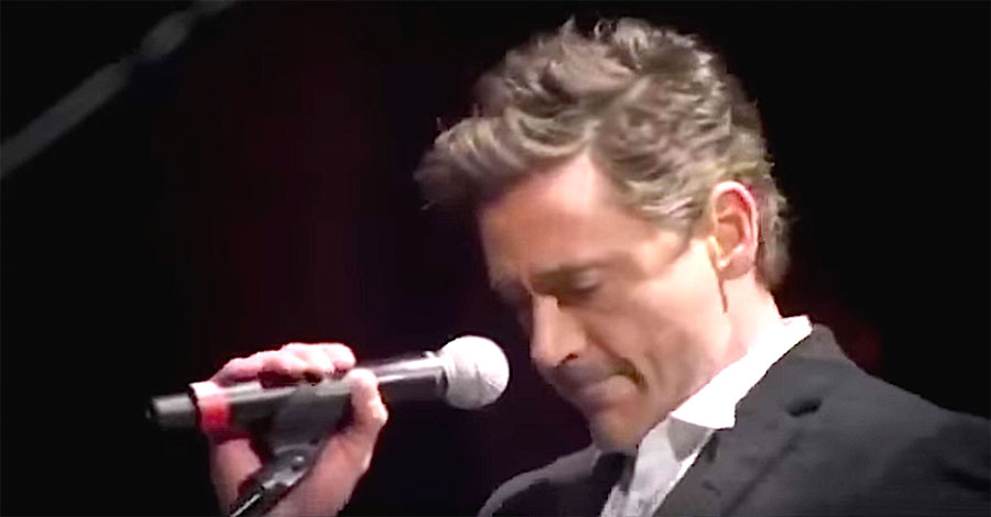 Robert Downey Jr. está nervioso cantando con Sting. Cuando comienza a cantar nos quedamos asombrados 1