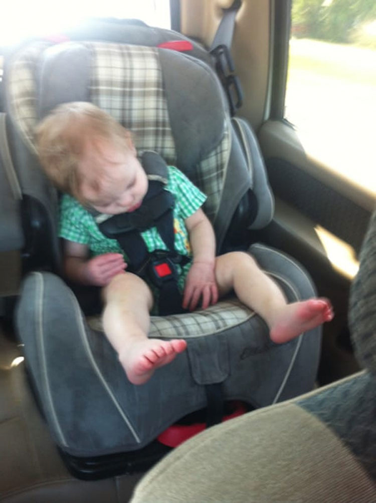 Una madre puso una foto de su bebé durmiendo en Facebook. Más tarde se dio cuenta de esta horrible verdad