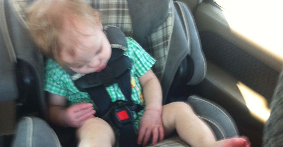 Una madre puso una foto de su bebé durmiendo en Facebook. Más tarde se dio cuenta de esta horrible verdad