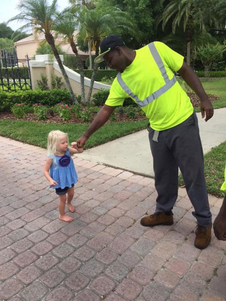 Graba a un empleado de limpieza haciendo esto con sus hijos, ahora el vídeo es viral