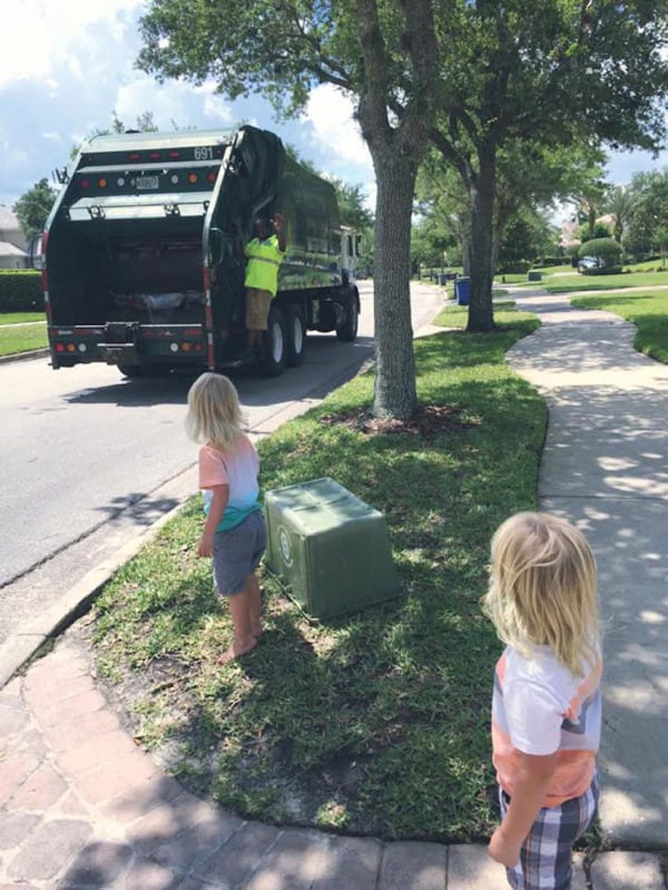 Graba a un empleado de limpieza haciendo esto con sus hijos, ahora el vídeo es viral