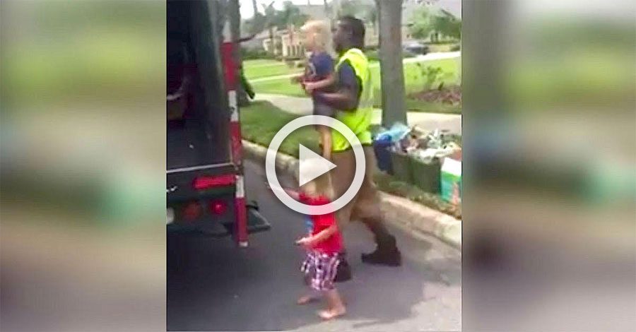 Graba a un empleado de limpieza haciendo esto con sus hijos, ahora el vídeo es viral