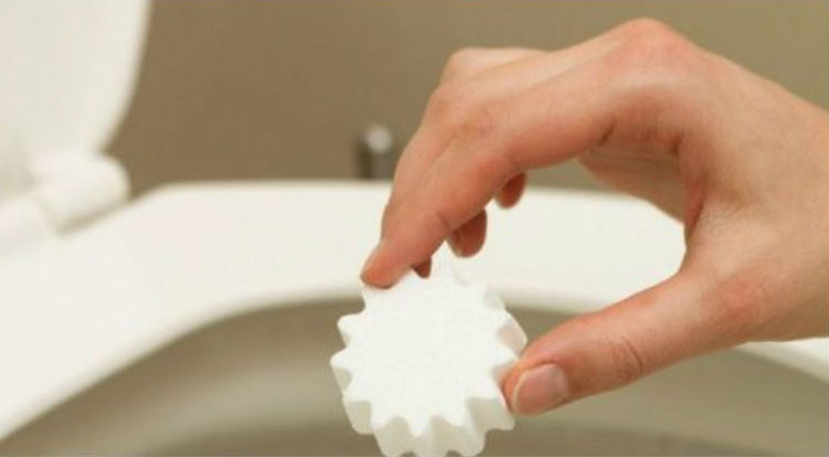 ¿Odias limpiar el inodoro? Prueba este ingenioso truco. ¡Hace que sea tan fácil!