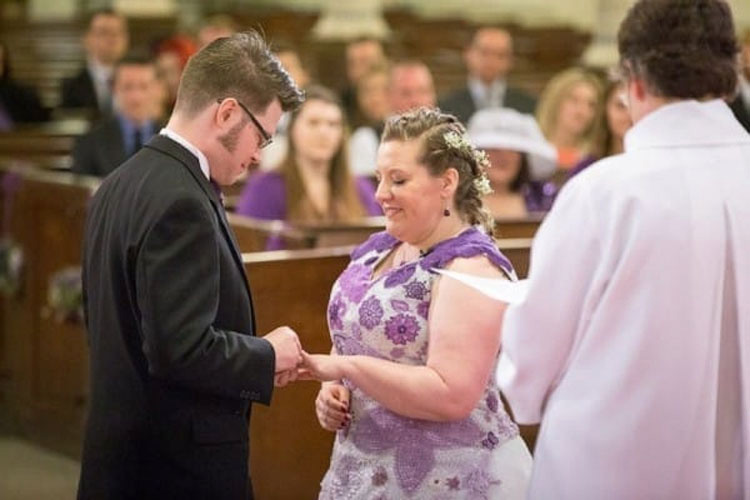 La novia se reúne con el novio en el altar. Luego mira de cerca su vestido de novia...