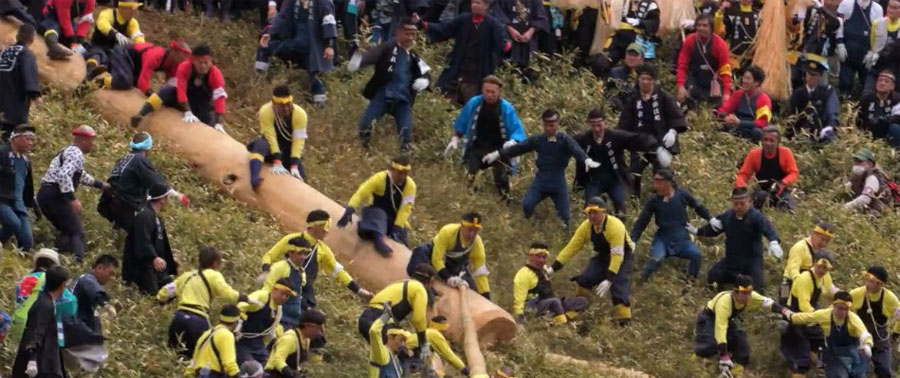 Montones de personas participan en este colorido festival que puede ser mortal... 2