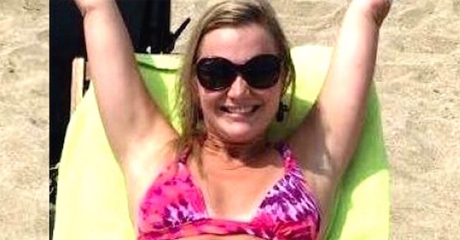 Posa para una foto en las vacaciones, pero cuando la gente la ve en bikini se hace viral