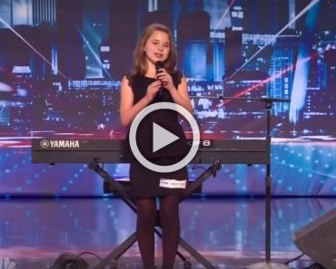 Esta chica nerviosa se para frente a los 4 jueces. Ahora espera a que se ponga detrás del piano ... 6 Esta chica nerviosa se para frente a los 4 jueces. Ahora espera a que se ponga detrás del piano ...