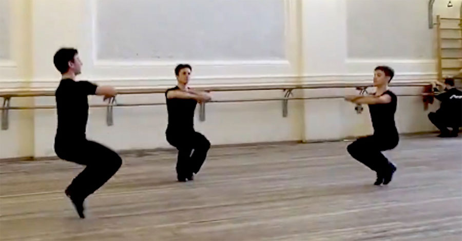 3 bailarines se mantienen en equilibrio con los dedos del pie, ahora mira al del medio... ¡FASCINANTE!