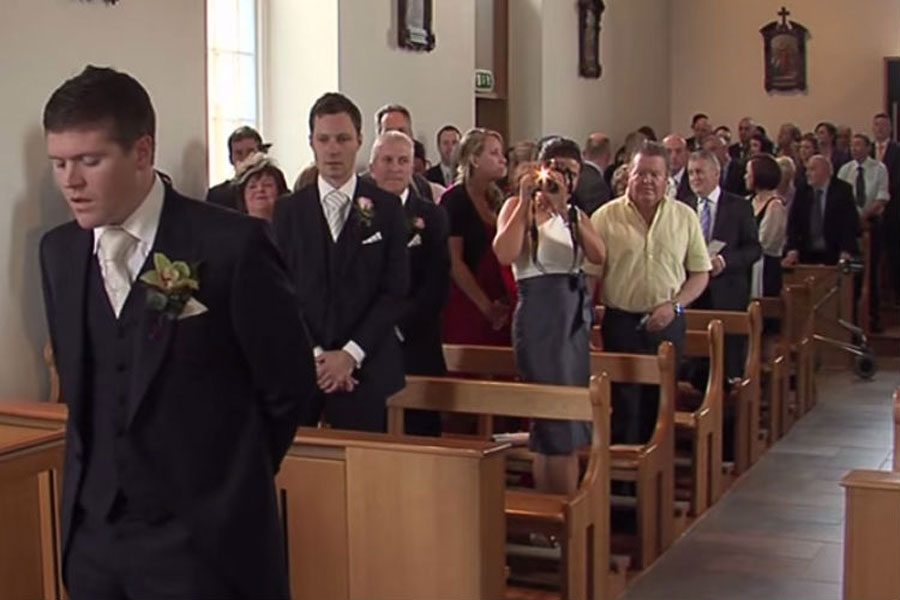 La novia estaba a punto de entrar por el pasillo, levantó la cabeza y SORPRENDIÓ a toda la iglesia 1