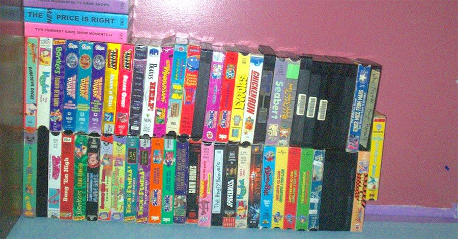 Está a punto de tirar a la basura unas viejas cintas VHS. Entonces hace un descubrimiento ASOMBROSO ...