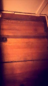 Bajo una alfombra vieja había una trampilla. Mira lo que había oculto