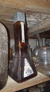 Bajo una alfombra vieja había una trampilla. Mira lo que había oculto