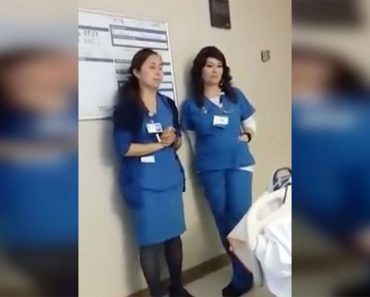 Dos enfermeras entran en la habitación del paciente y capturan a la de la izquierda haciendo esto ...