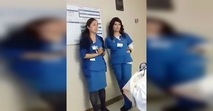 Dos enfermeras entran en la habitación del paciente y capturan a la de la izquierda haciendo esto ...