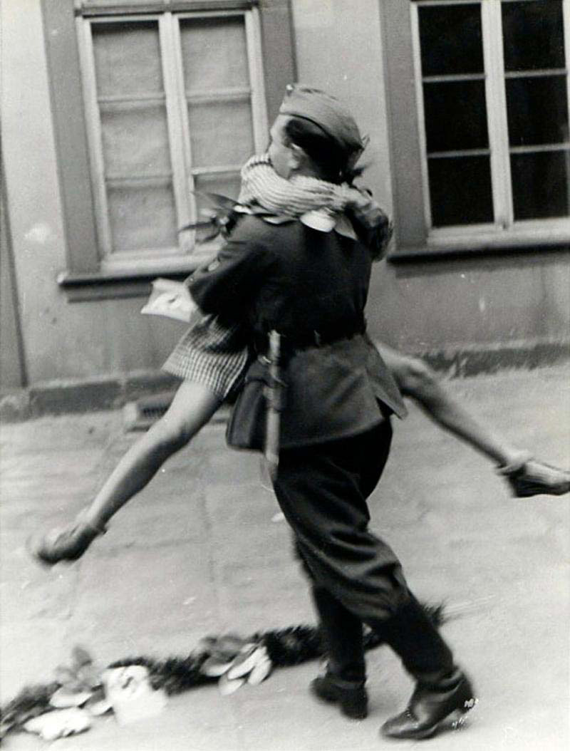 15 fotos vintage del amor en tiempos de guerra. La #10 es simplemente impresionante