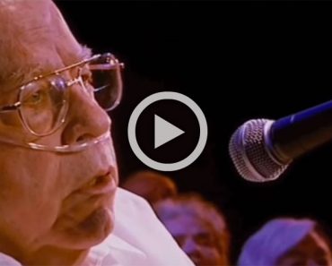 Un hombre de 80 años canta una canción clásica y el público reaccioná así de la emoción...