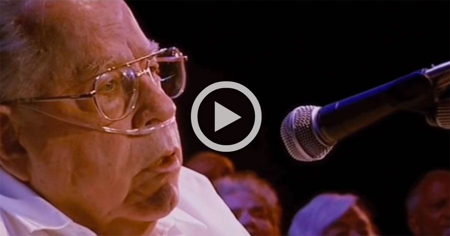 Un hombre de 80 años canta una canción clásica y el público reaccioná así de la emoción...