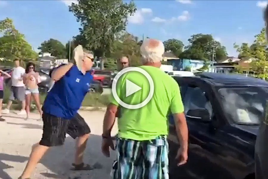 Un hombre furioso lanza una piedra al coche de una pareja. ¿Qué hay dentro?