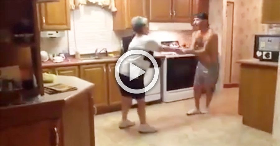 Esta madre y su hijo no podían conciliar el sueño, por lo que decidieron hacer esto en la cocina... 2 Esta madre y su hijo no podían conciliar el sueño, por lo que decidieron hacer esto en la cocina...