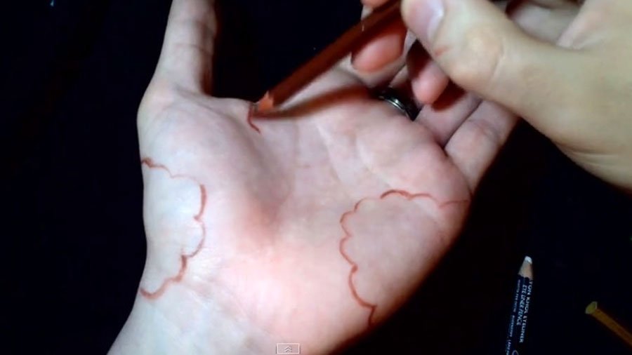 Comienza dibujando sobre su mano y finaliza con una ilusión óptica difícil de creer. ¡INCREÍBLE! 1