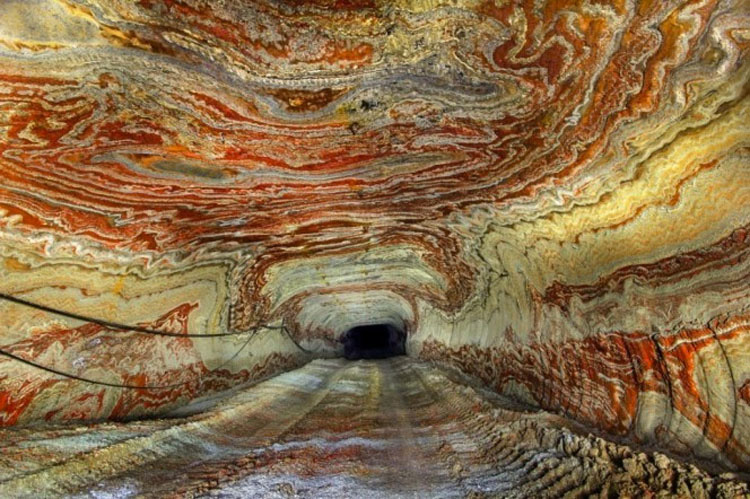 Lo que se esconde dentro esta mina de sal abandonada de Rusia es lo ultimo que esperarías