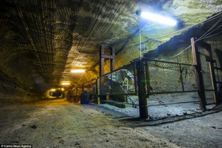 Lo que se esconde dentro esta mina de sal abandonada de Rusia es lo ultimo que esperarías