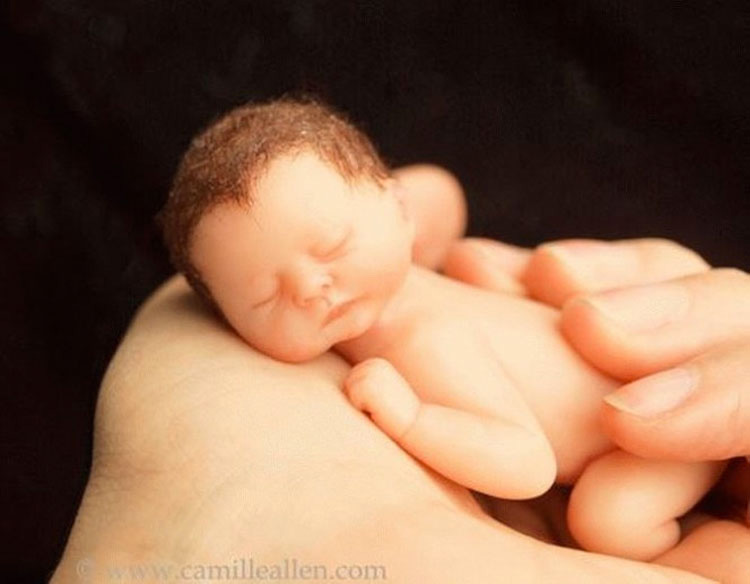 Este bebé es tan pequeño que cabe en la palma de su mano. Pero al mirarlo de cerca... ¡Sin palabras!
