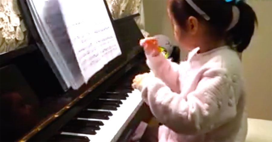 Esta niña de 3 años se sube al banco del piano, ¡ahora mira sus manos!