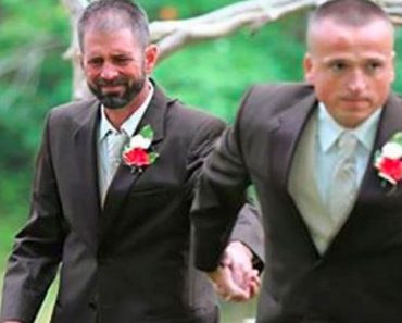 Antes de entrar con su hija en la iglesia, este padre agarró la mano de este hombre. ¿La razón? 1 Antes de entrar con su hija en la iglesia, este padre agarró la mano de este hombre. ¿La razón?