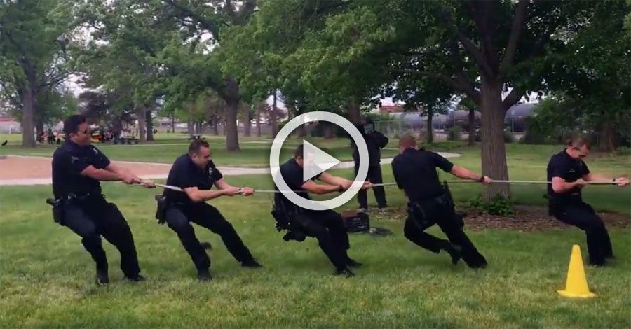 5 policías luchan con una cuerda, pero espera a ver lo que hay en el otro extremo ...