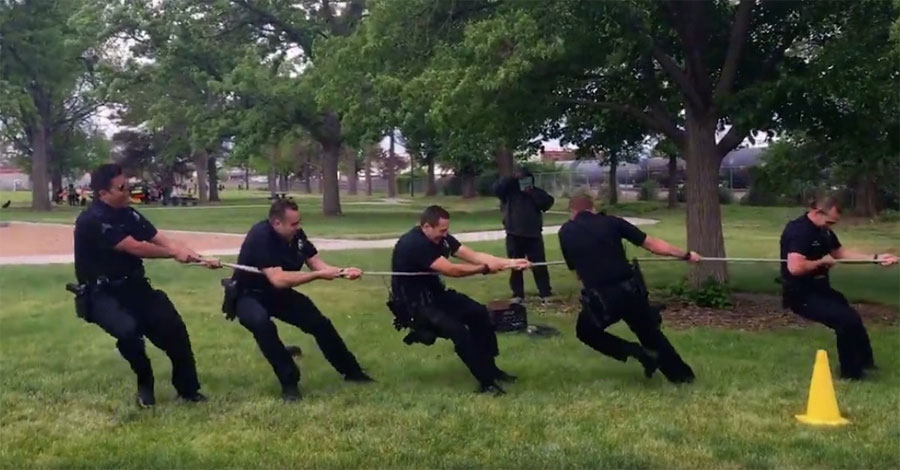 5 policías luchan con una cuerda, pero espera a ver lo que hay en el otro extremo ...