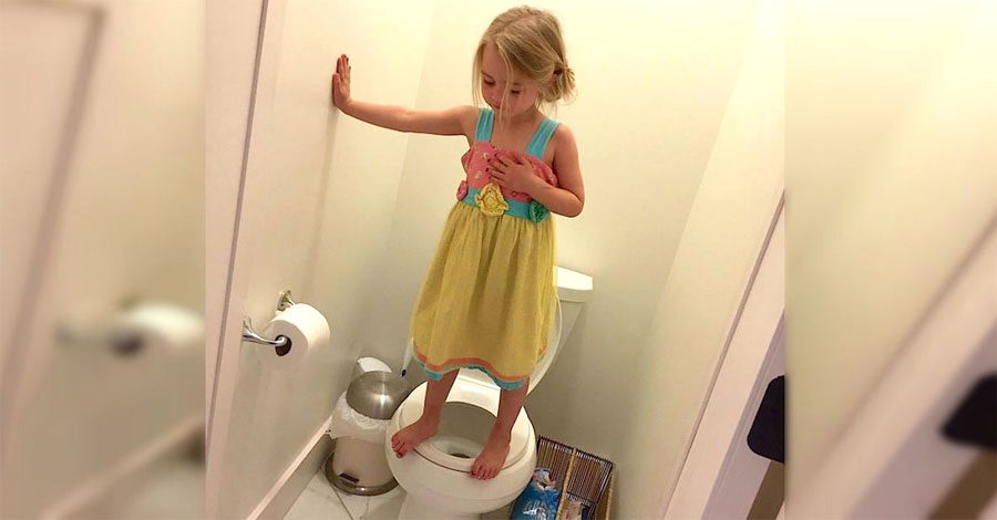 Mamá ve a su niña de 3 años así en el inodoro. Pero entonces se da cuenta de la HORRIBLE verdad ... 2 Mamá ve a su niña de 3 años así en el inodoro. Pero entonces se da cuenta de la HORRIBLE verdad ...