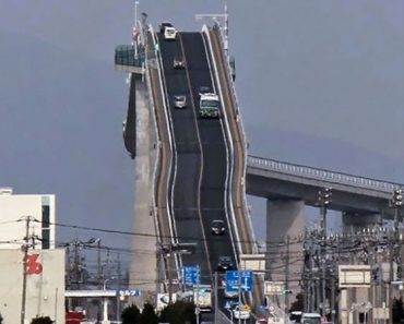 ¡No, esto no es una montaña rusa! Es un puente en Japón. Míralo en acción... 1