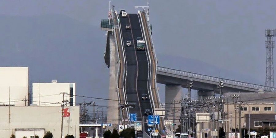 ¡No, esto no es una montaña rusa! Es un puente en Japón. Míralo en acción... 1