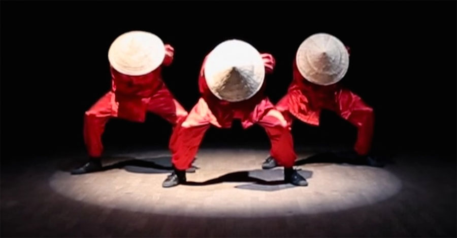 Se posicionan con unos sombreros en un cuarto oscuro. Cuando miran hacia arriba, ¡increíble!