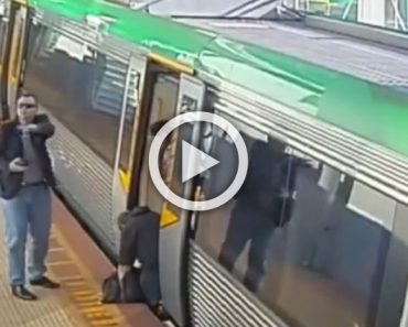 Cuando se disponía a subir al tren su pierna se quedó atrapada. Esto es lo que sucedió después ... 1 Cuando se disponía a subir al tren su pierna se quedó atrapada. Esto es lo que sucedió después ...