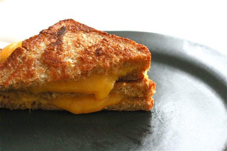 Hay una manera diferente de hacer un sándwich de queso fundido, ¡y es mucho mejor!