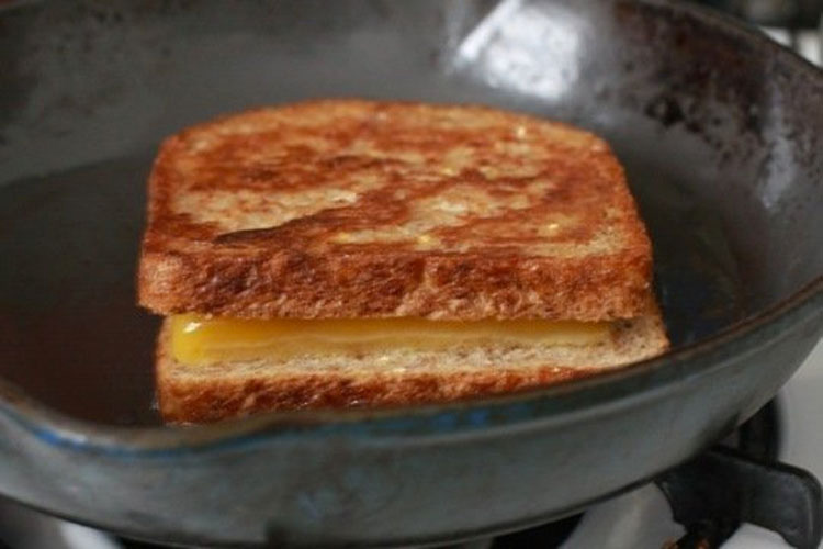 Hay una manera diferente de hacer un sándwich de queso fundido, ¡y es mucho mejor!