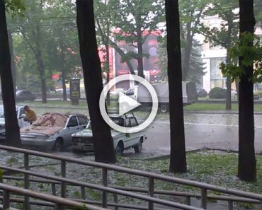 Durante una violenta tormenta de granizo en Rusia una señora hizo algo insólito...