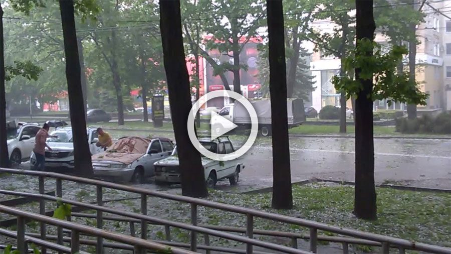 Durante una violenta tormenta de granizo en Rusia una señora hizo algo insólito... 2 Durante una violenta tormenta de granizo en Rusia una señora hizo algo insólito...