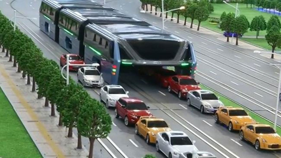 ¿Atascado en un embotellamiento? Este autobús hará que te olvides de ellos... ¡INCREÍBLE!