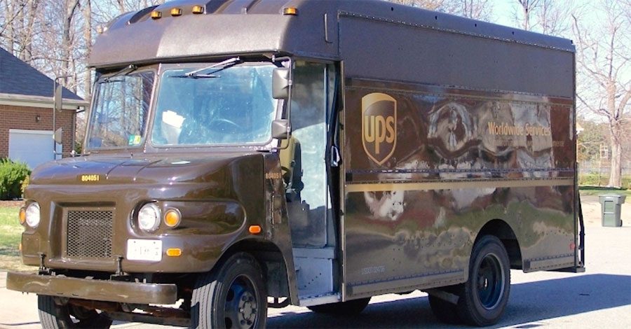 Este conductor ve a alguien tirar esto desde un coche, por lo que corre a ver qué es 7 Este conductor ve a alguien tirar esto desde un coche, por lo que corre a ver qué es