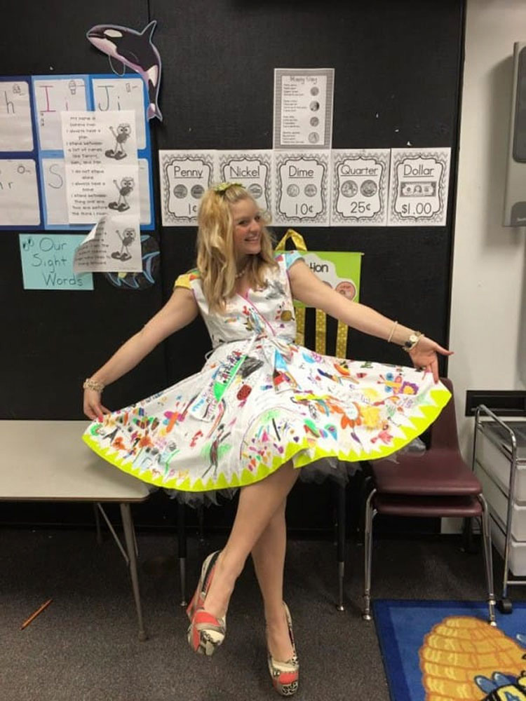 Esta maestra lleva un extraño vestido blanco el último día de clases. Espera a ver... la falda