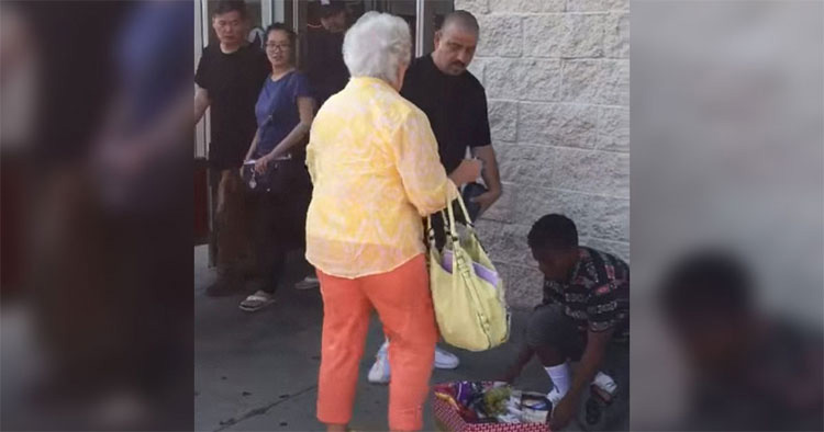 Esta anciana acosa a una niña que vende dulces, ahora mira lo que hace el hombre de negro ...