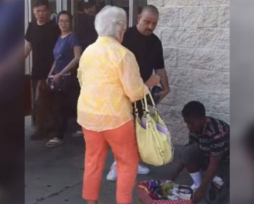 Esta anciana acosa a una niña que vende dulces, ahora mira lo que hace el hombre de negro ...