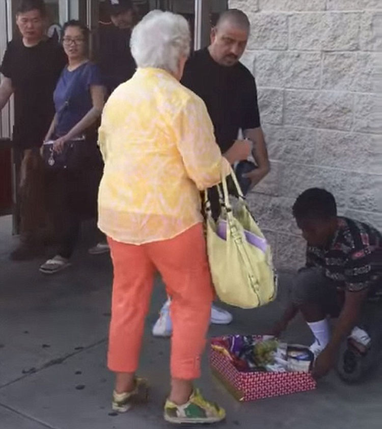 Esta anciana acosa a una niña que vende dulces, ahora mira lo que hace el hombre de negro ...