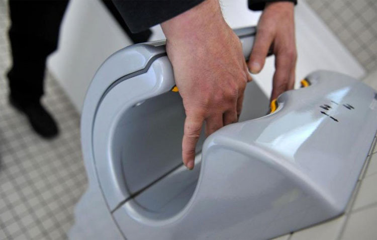 Por qué tienes que dejar de poner papel higiénico en los baños públicos inmediatamente