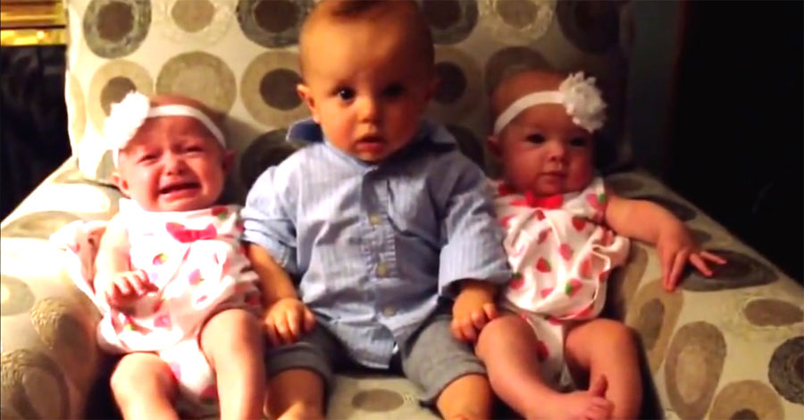 El bebé se encuentra con sus primas gemelas idénticas. ¡Su reacción NO TIENE PRECIO!