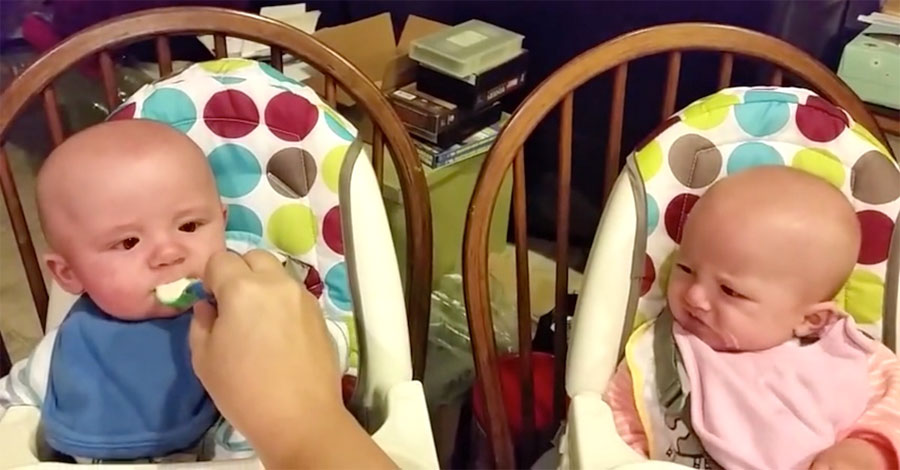 Está alimentando a sus bebés gemelos. Ahora mira a la niña de rosa ... ¡ADORABLE! 1