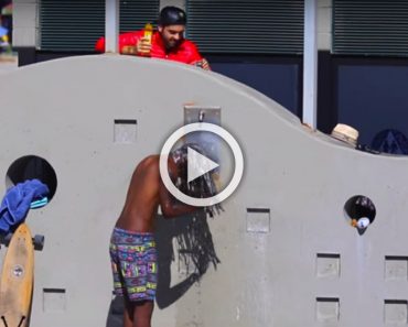 Esta broma del champú en la playa es lo más divertido que hemos visto en siglos...